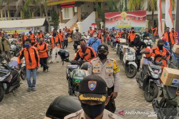 Polda Riau gandeng Ojol Rijek salurkan 10.000 sembako saat wabah COVID-19