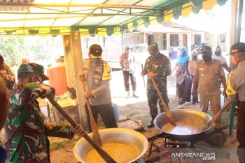 Sinergitas TNI-Polri di Lingga bangun dapur umum