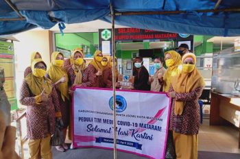 GOW Mataram mengunjungi petugas medis di 11 puskesmas saat Hari Kartini