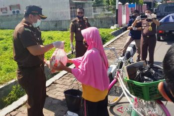 Kejari Pariaman bagikan ratusan kilogram beras untuk warga yang terdampak COVID-19