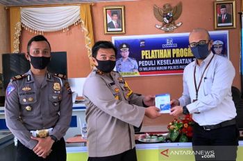 Polres Pasaman Barat bantu 400 orang tukang ojek-supir terdampak COVID-19