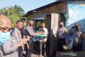 Polsek Pasaman bantu warga kurang mampu di tengah wabah COVID-19
