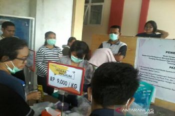 Warga Palu antusias belanja kebutuhan pokok di pasar murah mobile
