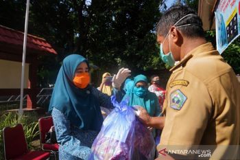 PKK Bantaeng bantu kebutuhan pokok warga terdampak COVID-19