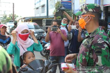 TNI bagikan 7.000 masker untuk pengguna jalan di Tembilahan