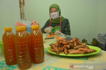 Produksi Minuman Kunyit Asam