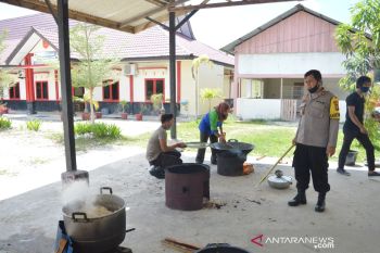 Dampak COVID-19 Polres Natuna sediakan makanan bagi warga