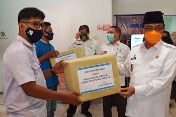 Bupati Inhil serahkan paket sembako bagi jurnalis liputan pemda