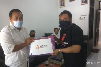 Bawaslu Sleman membagikan sembako dan masker