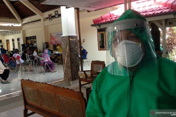 Sekampung warga jalani "rapid test" massal, 12 orang positif