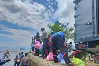 Polda Sulbar berikan sembako bagi warga pulau Karampuang