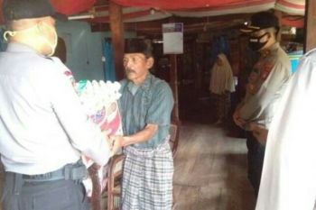 Polres Polewali Mandar beri sembako kepada keluarga penderita tumor