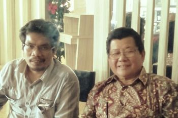 Mantan Gubernur Sulbar berikan bantuan APD bagi tenaga medis
