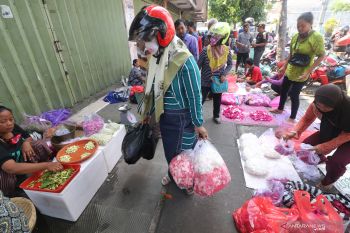 Penjual bunga langgar physical distancing
