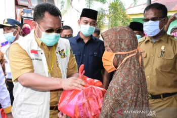 Dampak COVID-19, Bupati Kampar bagikan 950 paket Sembako