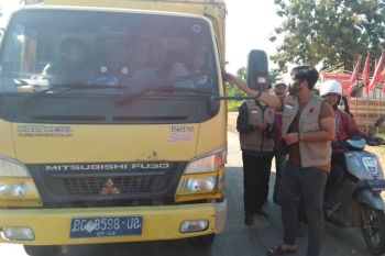 Ari Askolani sambangi supir truk, bagikan masker gratis