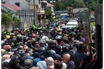 Sembako sudah habis dibagi, polisi baru bubarkan antrean pembagian sembako di  kediaman Gubernur Kaltim