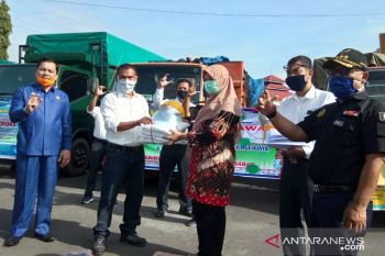 Wilmar Group bantu Rp100 juta, APD dan sembako untuk penanganan COVID-19 di Pasaman Barat