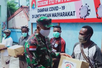 Danrem 172/PWY bantu sembako empat warga di asrama Pegunungan Tengah