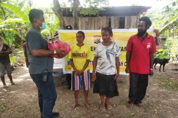 Polsek Muara Tami bagikan 75 paket sembako dan pakaian