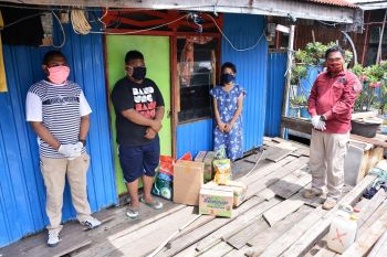 Humas Polda Papua berikan sembako kepada warga Hamadi