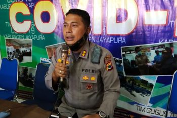 Jalan pintu masuk pasar lama Sentani dipasangi portal pembatas jalan