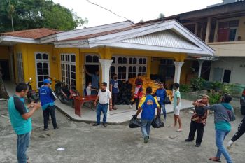 Dinsos Jayapura bagikan paket sembako untuk karyawan hotel yang dirumahkan