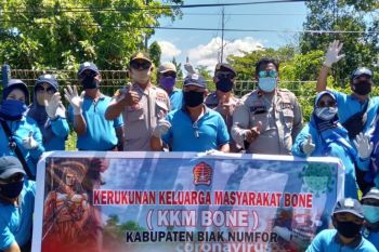 Polsek Biak Kota bersama KKM Bone salurkan sembako kepada warga