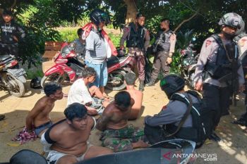 Sejumlah polisi dikepung 'kawanan bandar narkoba' saat penggrebekan