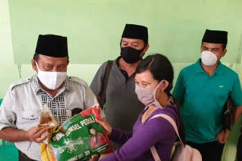 Penjual pinang Jayapura terima bantuan sembako dari Polda Papua