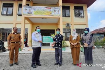 Bupati Kampar terima bantuan APD dari RAPP, APR, dan Asian Agri