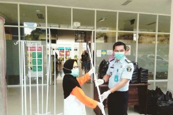 Warga Binaan Rutan Mamuju sumbang tiang infus kepada RSUD Sulbar