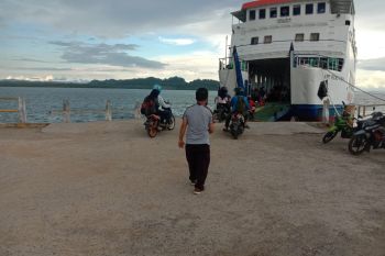 Tak masuk PSBB, Otoritas pelabuhan sebut layanan feri Kolaka-Bajoe tetap beroperasi