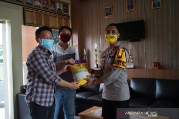 Aparat Polres OKU bagi sembako ke warga terdampak COVID-19
