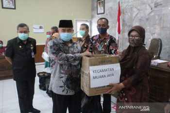 Bupati OKU serahkan bantuan APD tenaga medis bertugas di Puskesmas