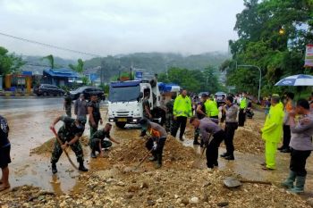 TNI-Polri bersihkan longsoran di perempatan Dok II Kota Jayapura