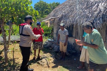 Kapolda NTT bagi sembako untuk warga  Pulau Semau