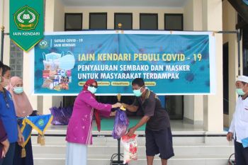 IAIN Kendari salurkan batusan paket sembako untuk mahasiswa dan masyarakat