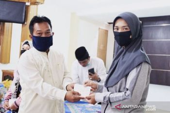 Padang Panjang serahkan kartu kesejahteraan sosial untuk warga