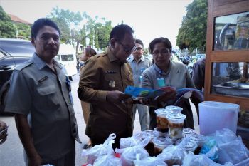 Penjualan takjil di Kupang dilakukan secara daring