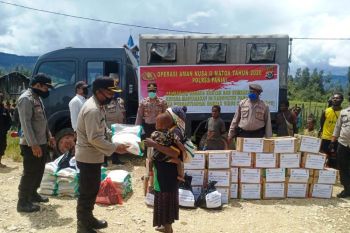 Polres Paniai berikan sembako warga terdampak COVID-19 Distrik Bibida