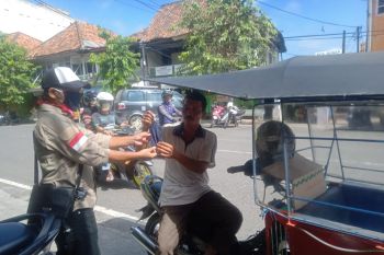 Pemuda Muhammadiyah bagikan masker gratis cegah COVID-19