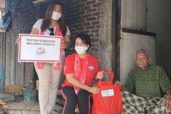 Bantu atasi dampak COVID-19, Pertiwi Semarang distribusikan sembako kepada ratusan lansia