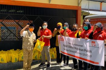 Alfamart Bagikan Ratusan Paket Sembako untuk Masyarakat