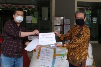 Ikafe Unhas bantu APD dan kebutuhan pokok warga terdampak COVID-19