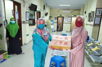 Kalla Business School distribusikan APD kepada 10 puskesmas