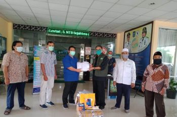 Satgas COVID-19 NU NTB menyerahkan APD untuk tim medis