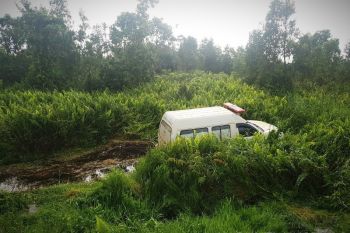 Ambulans bermuatan pasien COVID-19 terjun ke parit