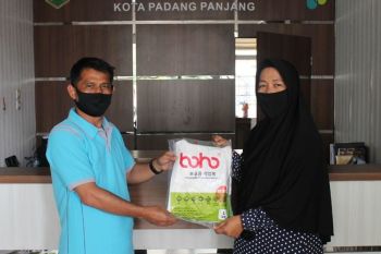 Dinas Kesehatan serahkan APD untuk tenaga kesehatan di Puskesmas