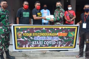 Kodam XVII/Cenderawasih salurkan bantuan 500 karung beras warga terdampak COVID-19